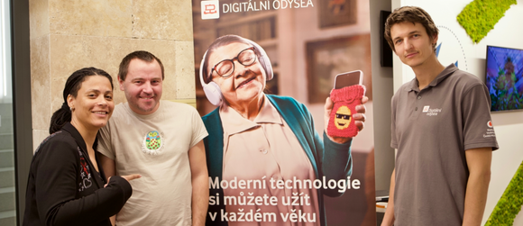 Když ajťáci pomáhají. S Moudrou Sítí proti osamění i za digitální gramotností seniorů