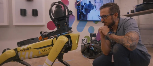 Spojit robotického psa a ChatGPT? Inženýři z Boston Dynamics naučili robota Spot mluvit