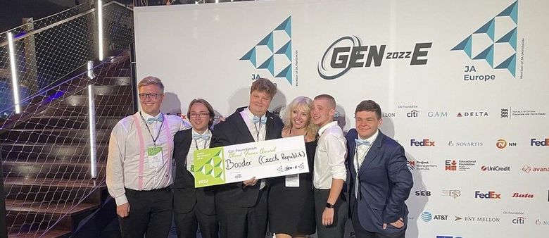 Žáci z Prahy zvítězili mezi evropskými studentskými firmami. Uspěli s módou pro transgender komunitu
