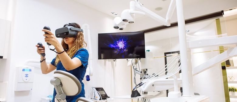 Virtuální realita pomáhá v léčbě onemocnění ledvin. Český startup nabízí kurz dialyzačních techniků