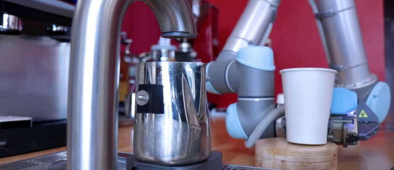 VIDEO: Robot, který prý připraví dokonalou kávu. Startup Artly získal přes 200 milionů na nové pobočky v USA