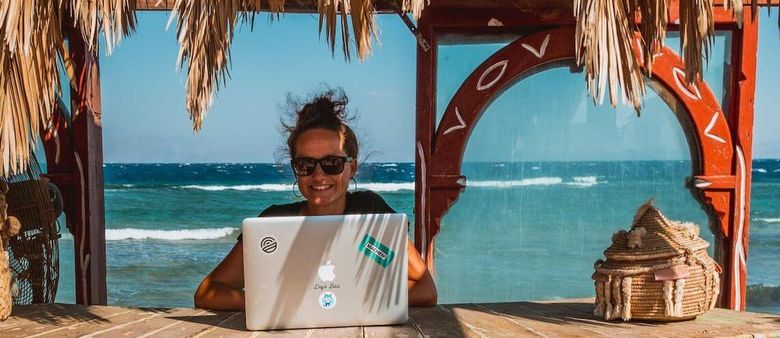 Startupy chtějí vyřešit problémy digitálních nomádů: zaměstnanci často rafinovaně tají, že pracují ze zahraničí nebo že mají dvě práce